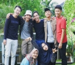 Pose Aneh Sendirian di Taman