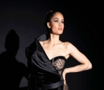 Percaya Diri Lakukan Pemotretan Tunjukkan Lekuk Tubuh