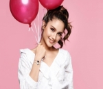 Manis dengan Balon di Tangan