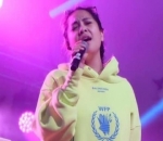 Tak Sekadar Kenakan Hoodie Warna Neon