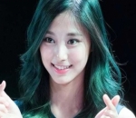 Tzuyu Twice Cantik dengan Rambut Panjang Berwarna Hijau