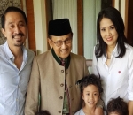 Lukman Sardi Bagikan Potret Akrab Keluarga dan BJ Habibie
