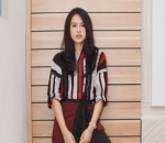 Jangan Takut Pakai Kemeja Motif Bak Maudy Ayunda