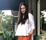 Stephanie Poetri Pakai Celana Warna Mencolok