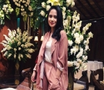 Tissa Biani Pakai Setelan Jas Warna Pastel