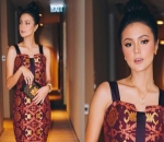 Amanda Rawles Sulap Batik Jadi Gaun