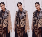Nagita Slavina Manggung dengan Batik