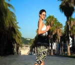 Nikita Mirzani Pakai Rok Batik di Luar Negeri