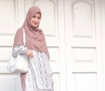 Atasan Potongan Panjang Warna Putih Bikin Anggun