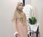 Bawahan Warna Putih Cocok Dipadukan dengan Atasan Suka-suka