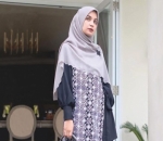 Rok Lipit dan Atasan Potongan Unik, Elegan Banget!