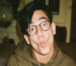 Kacamata Tak Hilangkan Paras Tampan Adipati Dolken