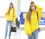 Lisa Tampil Chic dengan Hoodie Over Size dan Celana Jeans
