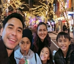 Darius Sinathrya dan Donna Agnesia Bak Kembar dengan 3 Anak