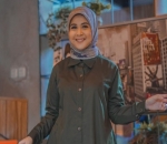 Kemeja Over Size dan Celana Putih Cocok Banget