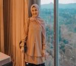 Celana Hitam dan Atasan Apa pun Memang Terbaik!