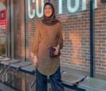 Kaos Motif dan Celana Serta Hijab Gelap Kombinasi Pas