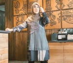 Atasan Selutut Bakal Tampak Manis dengan Celana 'Pensil'