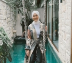Outer Model Kimono dan Celana Hitam Terlihat Cantik