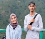 Vebby dan Razi Tak Lupa Kenakan Pakaian Warna Senada Kala Berlibur Bersama