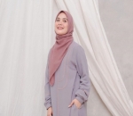 Vebby Palwinta Tak Ragu Tabrak Warna Gamis dan Kerudung, Tetap Oke!
