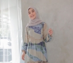Gaun Motif Dipadukan Celana Agar Tampil Lebih Fresh dan Awet Muda