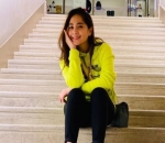 Nagita Tak Ragu Pakai Hoodie Warna Terang