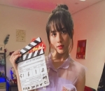 Zara Beri Sentuhan Kerah di Gaun Bahan Kain Kaca, Manis!