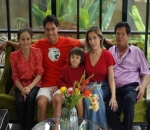 Richard Terlihat Antusias Kala Foto Bareng Orang Tua Jessica