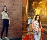 Pakai Atasan Motif, Nella Padukan dengan Celana Hitam Sedang Via Pakai Jeans