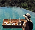 Febby Nikmati Sarapan Sembari Berenang Kala Liburan