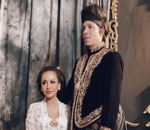 Usung Konsep Beda Saat Kenakan Baju Ala Pengantin