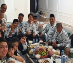 Kedua Keluarga Besar Kompak Mengenakan Dresscode yang Sama