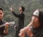 Bernyanyi Dengan Suasana Alam Yang Pekat