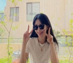 Senyum Han Ye Seul Saat Menikmati Musim Panas