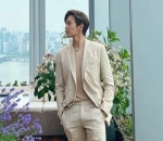 Park Eun Seok Tampil Menawan Dengan Setelan Jas