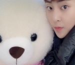 Xiumin Dan Boneka Beruang Sama-sama Imut