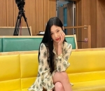 Potret Manis Duduk di Kursi 