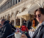 Si Manis Cha Eun Woo yang Berkacamata Hitam