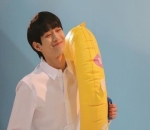 Potret Imut Kim Yong Dae Memegang Pelampung