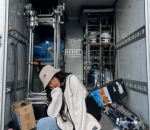 Foto Santai Saat Hwasa Duduk di <i>Truck</i>