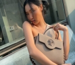 Pose Memeluk Tas Buat Hwasa Makin Keren