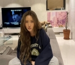 Duduk di Sofa dengan Wajah <i>Flat</i> Ala Hwasa