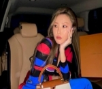 Hwasa Sedang Pamer Tas Mahal dalam Mobil