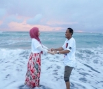 Momen Romantis Nathalie Dan Sule Saat Di Laut