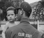 Potret Saat Gendong Anak