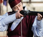 Keren Saat Menggunakan Senjata