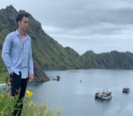 Kemeja Tak Bisa Sembunyikan Lengan Kuatnya