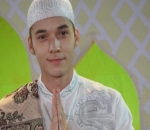 <i>Manly</i> Dalam Balutan Baju Koko