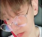 Baekhyun Makin <i>Comel</i> Dengan Kacamata 